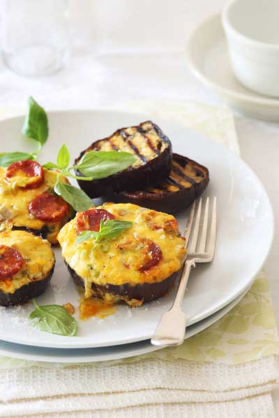 cheesy aubergine pizzza