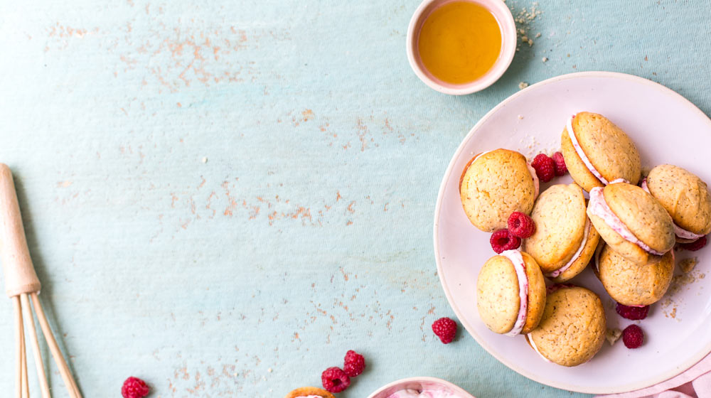 Lemon-and-Poppy-Seed-Whoopie-Pies-with-Raspberry-Cream-social