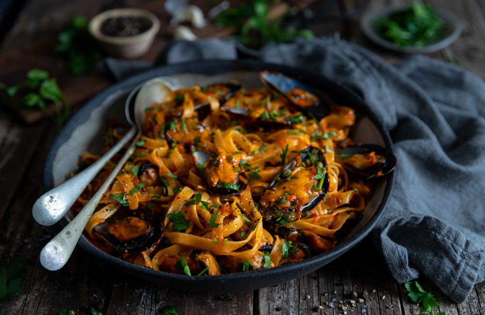 roasted-red-pepper-mussel-tagliatelle