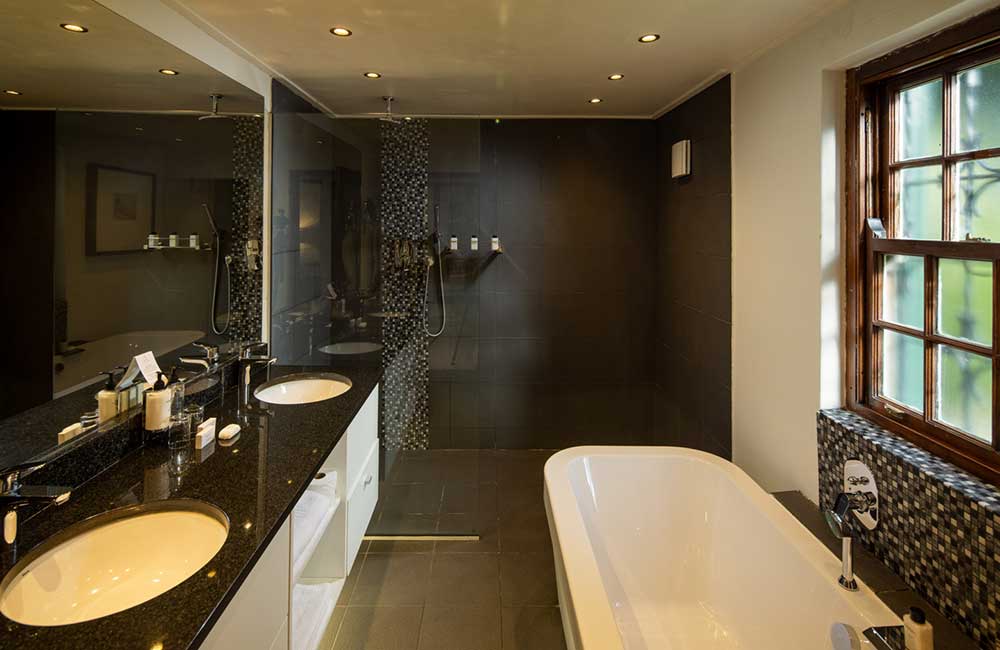 Grand-Roche-Hotel-bathroom